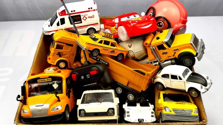 救急車（ミニカー）たちが坂道走る。緊急走行テスト。サイレン鳴る トミカMiniature ambulances drive up a hill. Emergency driving test.