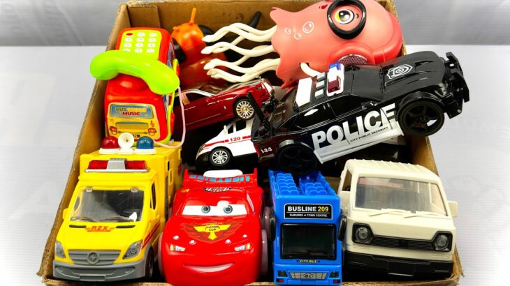 救急車（ミニカー）たちが坂道走る。緊急走行テスト。サイレン鳴る トミカMiniature ambulances drive up a hill. Emergency driving test.