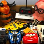 救急車（ミニカー）たちが坂道走る。緊急走行テスト。サイレン鳴る トミカMiniature ambulances drive up a hill. Emergency driving test.