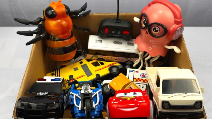救急車（ミニカー）たちが坂道走る。緊急走行テスト。サイレン鳴る トミカMiniature ambulances drive up a hill. Emergency driving test.