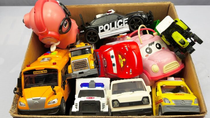 救急車（ミニカー）たちが坂道走る。緊急走行テスト。サイレン鳴る トミカMiniature ambulances drive up a hill. Emergency driving test.