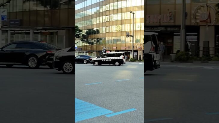 【珍】右折自動音声をONにして緊急走行する日産セレナパトカー　博多バスターミナル前_20250512
