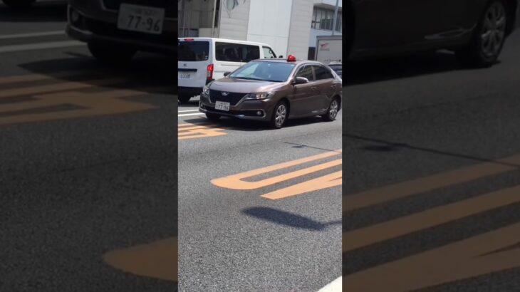 【緊急走行】珍しい塗装を採用したアリオン覆面パトカー！逆に目立つよね。 #automobile #警察 #緊急走行 #事故 #police #パトカー #覆面パトカー