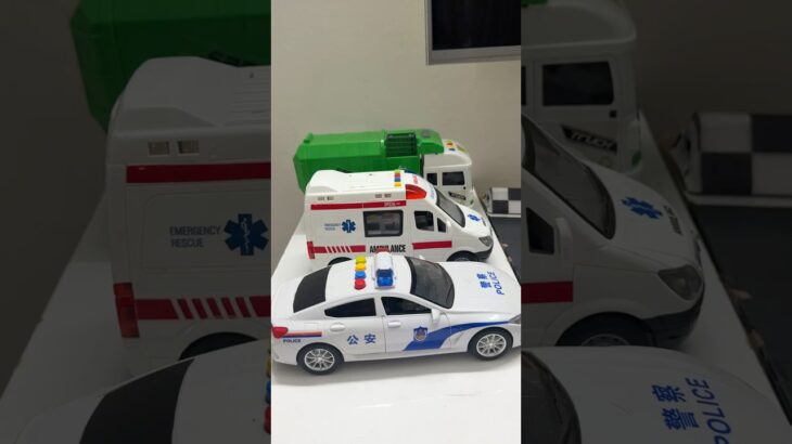救急車のミニカー走る☆緊急走行テスト☆坂道走る｜ miniature car runs! Emergensy driving test