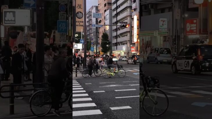 難波で薬物事案の職務質問拒否者を追いかけるパトカー⁉️緊急走行で追跡開始！