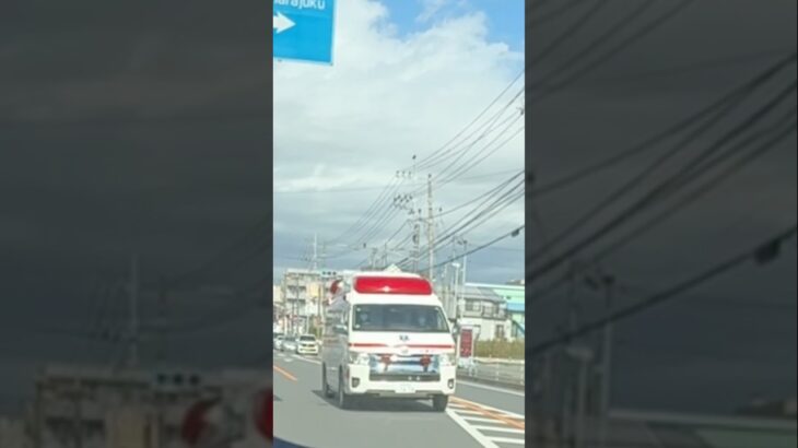 リモートサイレンを鳴らし緊急走行するハイメディック救急車【北藤沢救急隊・藤沢市消防局】