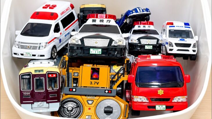 救急車とバスのミニカーがすいすい走る！緊急走行テスト！サイレン鳴らしてく||🚔🚔