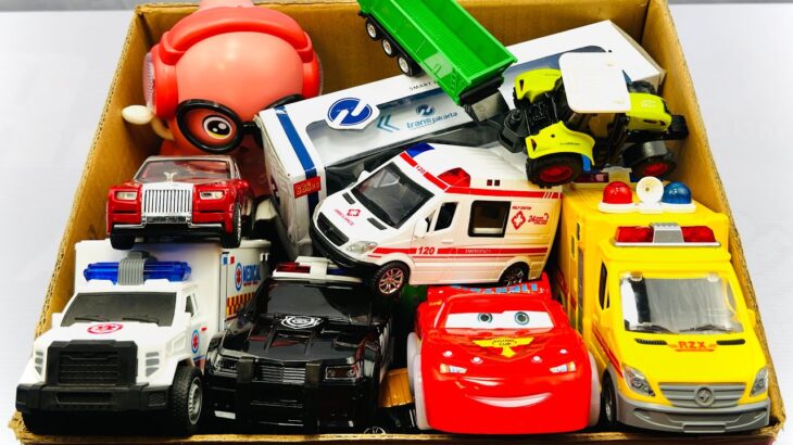 救急車のミニカーとイカとアヒルのおもちゃが坂道走って穴に落ちる☆はたらくくるまのおもちゃで名前を覚えよう！