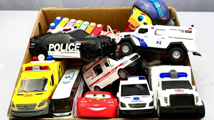 救急車のミニカーとイカとアヒルのおもちゃが坂道走って穴に落ちる☆はたらくくるまのおもちゃで名前を覚えよう！