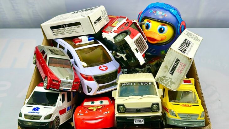 救急車のミニカーとイカとアヒルのおもちゃが坂道走って穴に落ちる☆はたらくくるまのおもちゃで名前を覚えよう！