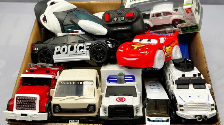 救急車のミニカーとイカとアヒルのおもちゃが坂道走って穴に落ちる☆はたらくくるまのおもちゃで名前を覚えよう！