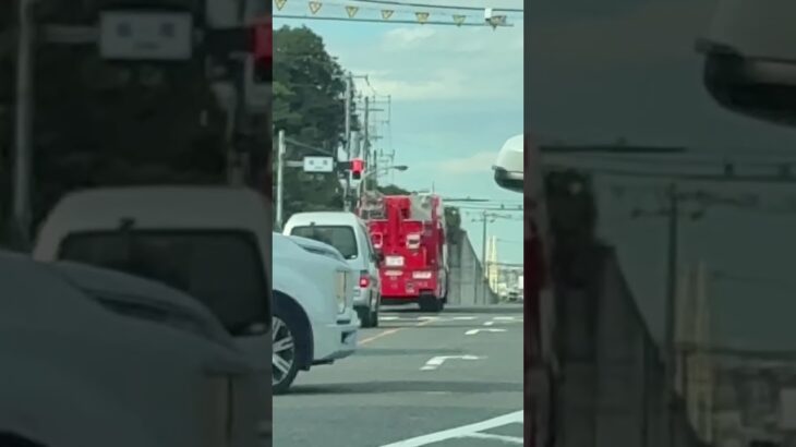 モーターサイレンを鳴らし赤信号の交差点を通過する消防車【藤沢市消防局】