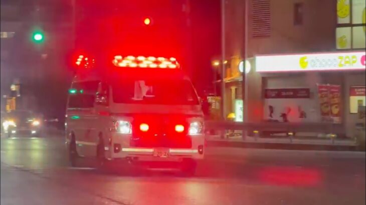 🚨夜の交差点を緊急走行する救急車🚨響き渡るサイレン🚨 #救急車 #緊急走行