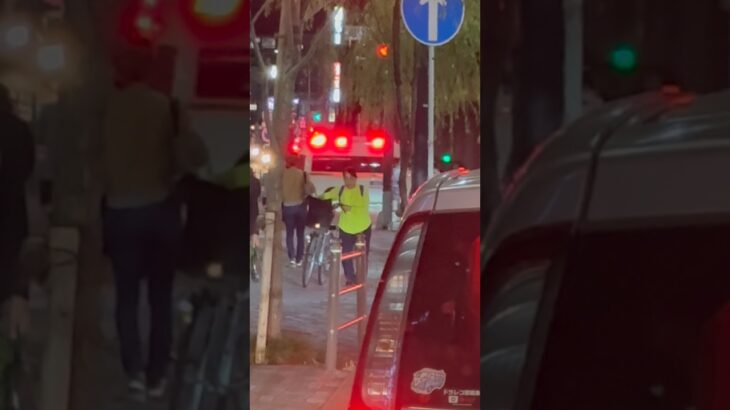 コンフォートサイレンを鳴らし緊急走行するアクティビーコン搭載ハイメディック救急車【救急WS・藤沢市消防局】